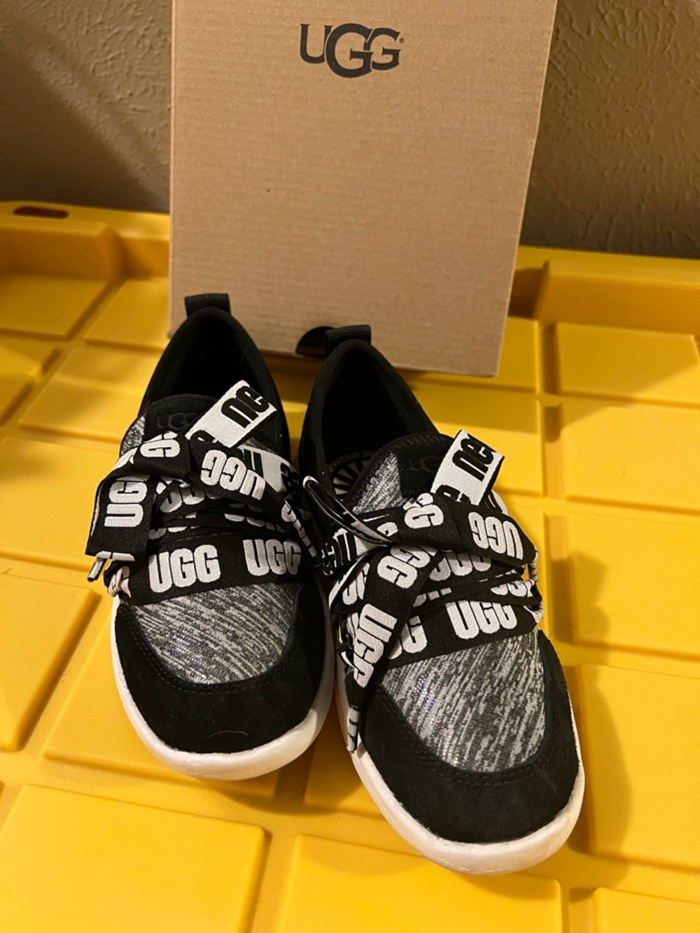 UGG Seaway Size 13 Kids Black White Logo Sneakers Worn Once